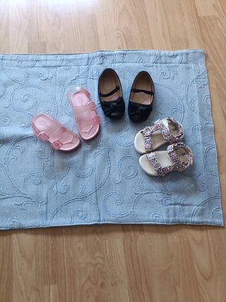 Lote de 4 pares de zapatos infantiles