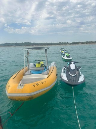Motos de agua y lancha hinchable