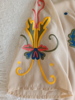 Vestido Van-Dos Beige con bordado multicolor