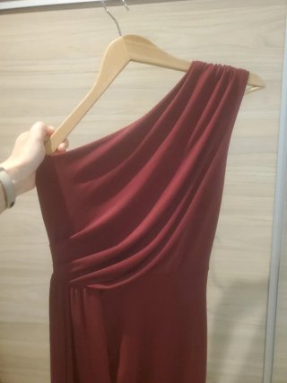 Vestido de fiesta burdeos.