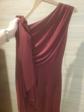 Vestido de fiesta burdeos.