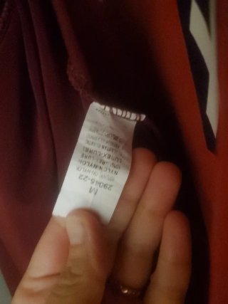 Vestido de fiesta burdeos.