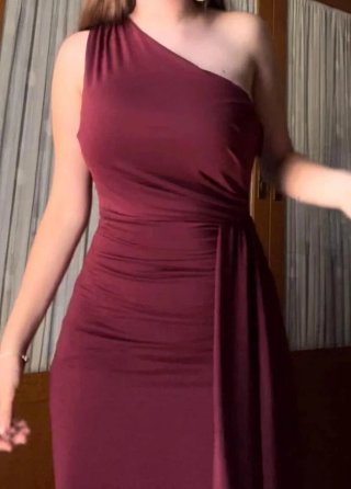 Vestido de fiesta burdeos.