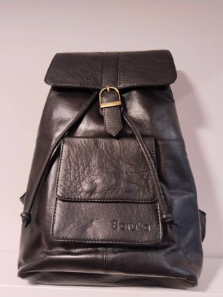Mochila negra de piel