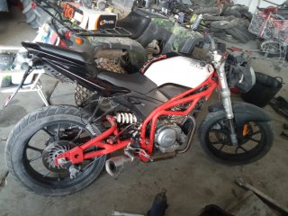Motorhispania KN1 125 Naked Roja Blanca Negra