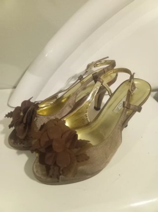 Sandalias de fiesta doradas y marrones