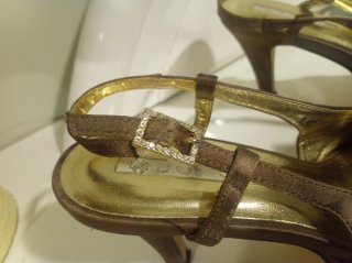 Sandalias de fiesta doradas y marrones