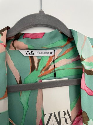Vestido mini de Zara con estampado floral