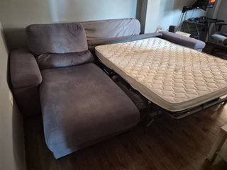 Sofá chaise longue con cama y arcón