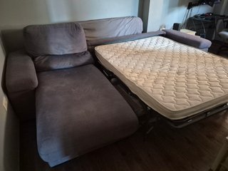 Sofá chaise longue con cama y arcón