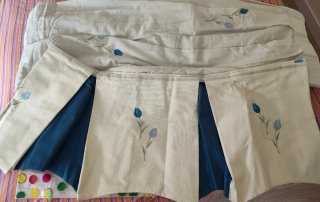 Cortinas con bando beige y azul.