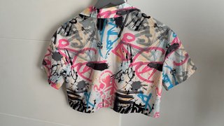 Camisa corta crop top graffiti