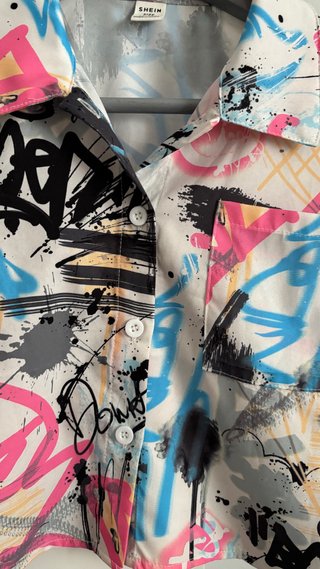 Camisa corta crop top graffiti