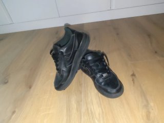 Nike Air Force 1 negras desgastadas