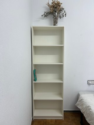 Estantería blanca de madera
