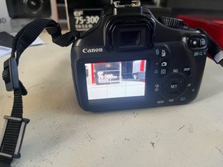 Canon EOS 1100D con objetivo EF-S 18-55mm