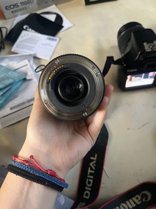 Canon EOS 1100D con objetivo EF-S 18-55mm