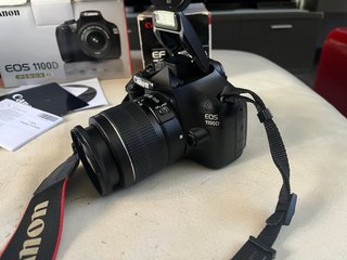 Canon EOS 1100D con objetivo EF-S 18-55mm