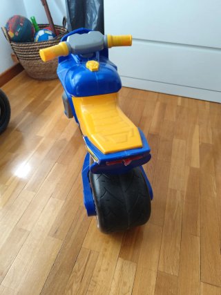 Moto infantil azul y amarilla
