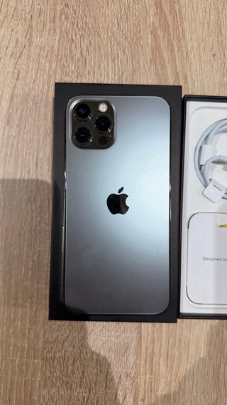 iPhone 12 Pro con cable de carga