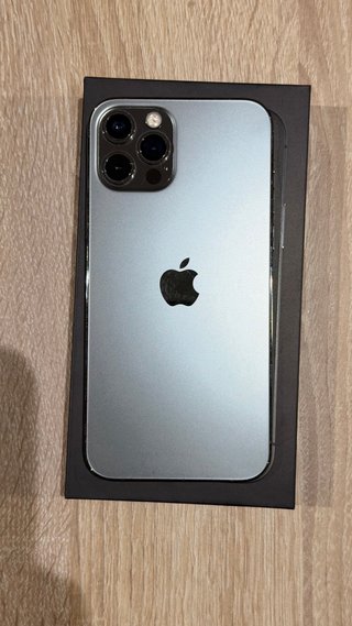 iPhone 12 Pro con cable de carga