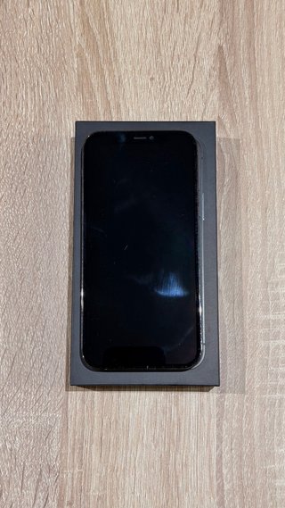 iPhone 12 Pro con cable de carga