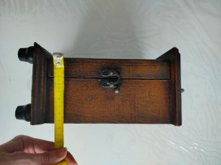 Caja de madera con reloj decorativo