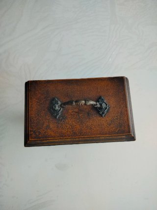 Caja de madera con reloj decorativo