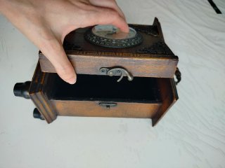 Caja de madera con reloj decorativo