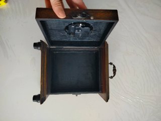 Caja de madera con reloj decorativo