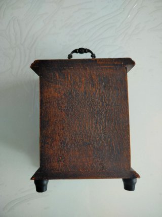 Caja de madera con reloj decorativo