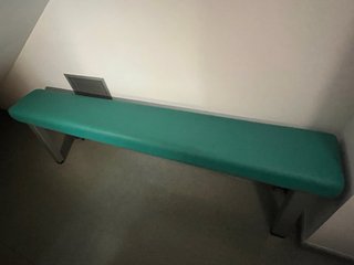 Banco acolchado gris y verde