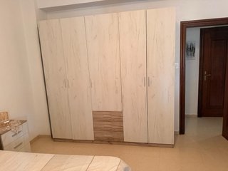 Cama, escritorio, armario y mesitas