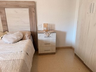 Cama, escritorio, armario y mesitas