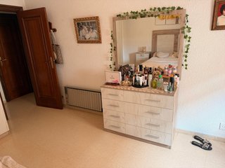 Cama, escritorio, armario y mesitas