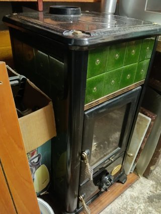 Stufa a legna design nero e verde con piastrelle