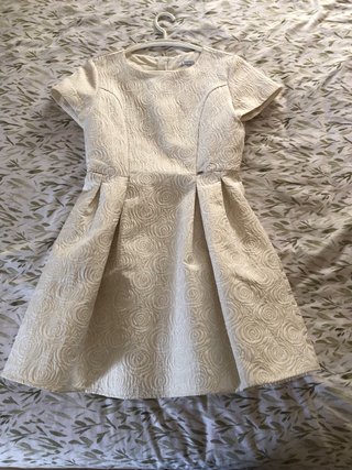 Vestido de fiesta beige con flores
