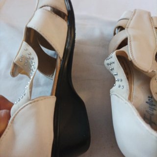 Sandali donna beige con dettagli argento