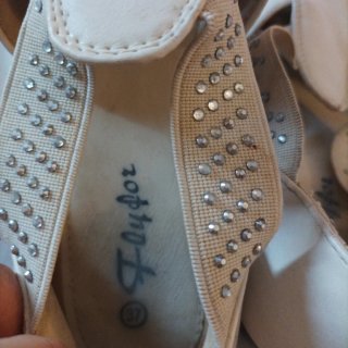 Sandali donna beige con dettagli argento