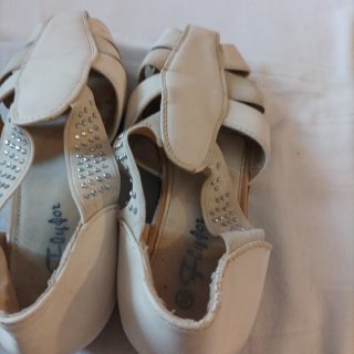 Sandali donna beige con dettagli argento