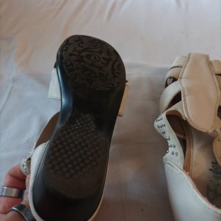 Sandali donna beige con dettagli argento