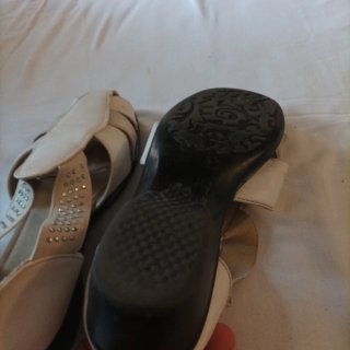 Sandali donna beige con dettagli argento