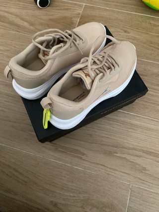 Zapatillas deportivas beige y blancas