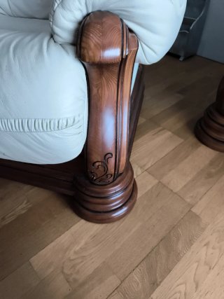 Sofá y sillón de piel beige