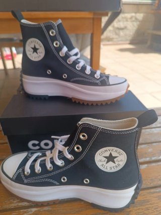 Zapatillas Converse Negras y Blancas