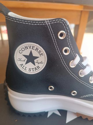 Zapatillas Converse Negras y Blancas