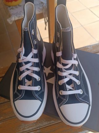 Zapatillas Converse Negras y Blancas