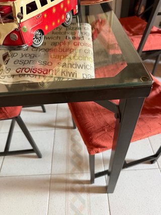 Mesa forja y 4 sillas mimbre