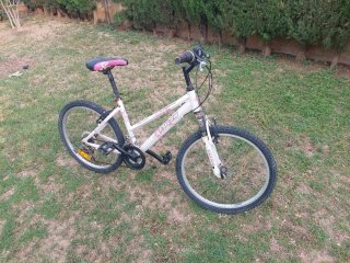 Bicicleta blanca y rosa