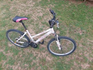 Bicicleta blanca y rosa